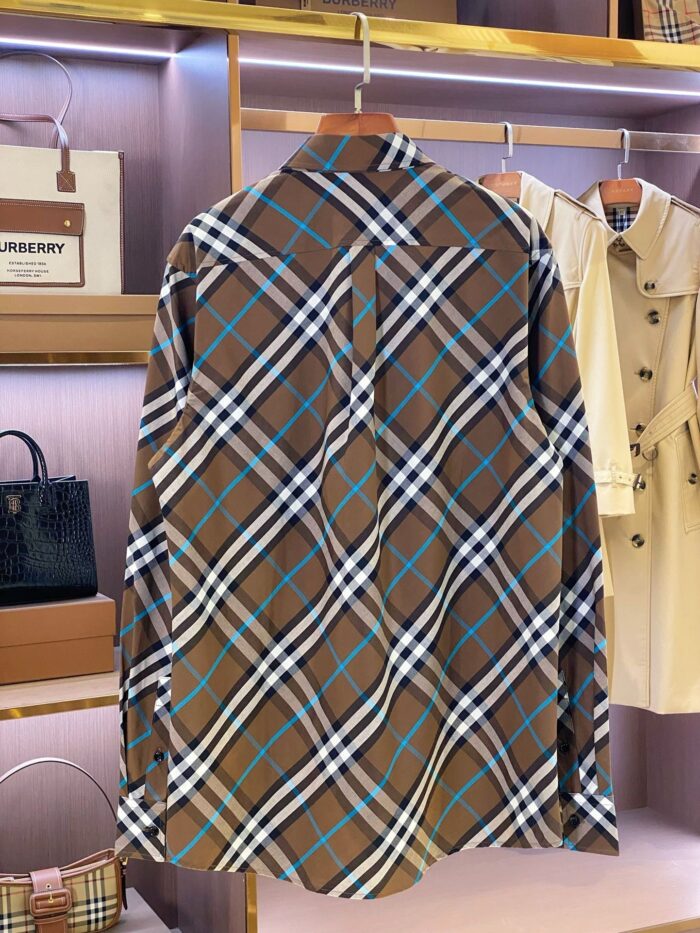 Camicia plaid marrone con dettagli blu, stile moderno e raffinato, perfetta per look casual e elegante.