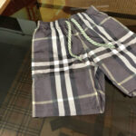 Pantaloncini estivi a quadri con cintura elastica e tasche, perfetti per il mare e il relax.