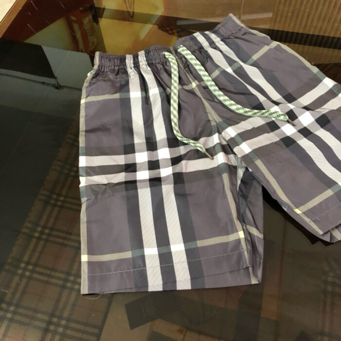 Pantaloncini estivi a quadri con cintura elastica e tasche, perfetti per il mare e il relax.