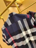 Camicia plaid moderna in cotone con striscia rossa, perfetta per stile casual e sofisticato.