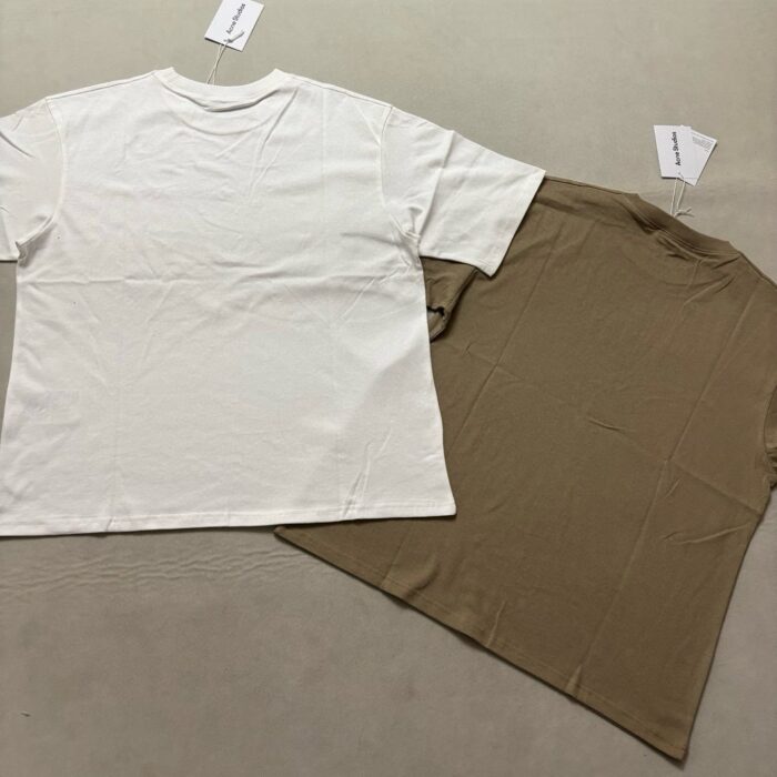 Magliette basic bianche e beige, stile casual, tessuto morbido e minimalista per ogni occasione