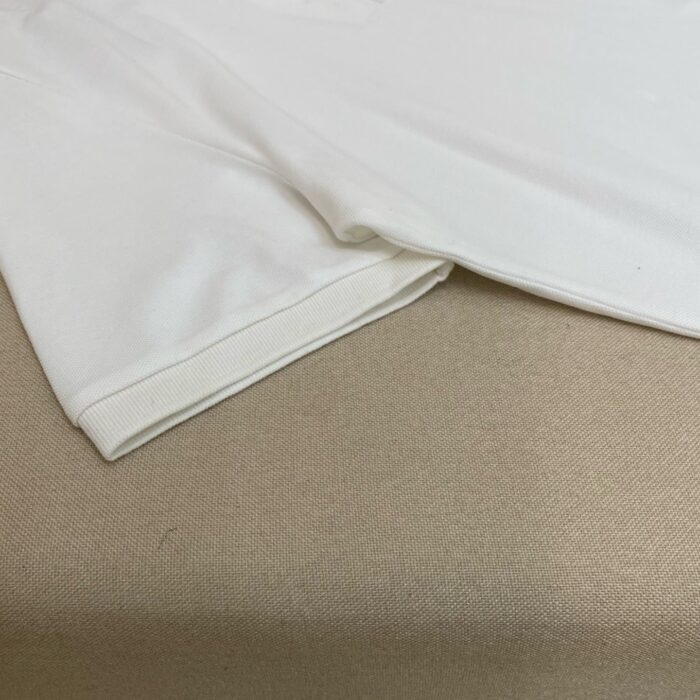 Camicia bianca di cotone, dettagli curati, stile semplice ed elegante per ogni occasione.