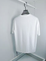 T-shirt bianca semplice, casual, senza stampe, ideale per uno stile minimale e versatile.