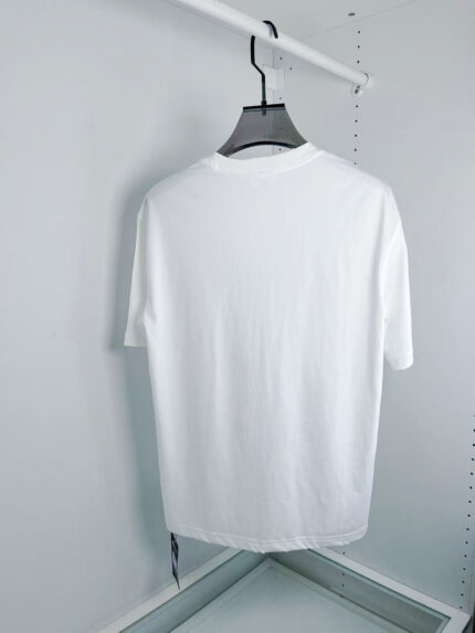 T-shirt bianca semplice, casual, senza stampe, ideale per uno stile minimale e versatile.