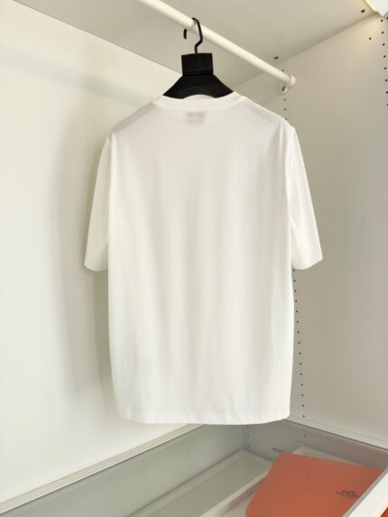 T-shirt bianca classica su gruccia nera, look minimalista, comfort e stile casual per ogni occasione.
