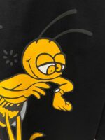 Aquila cartoon di unape felice che guarda lorologio su sfondo nero.