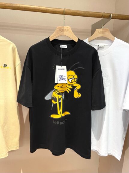 Maglietta nera con stampa divertente di ape colorata, stile casual e giovane.
