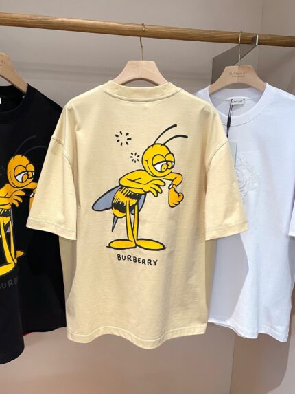 Maglietta gialla con ape cartoon e logo Burberry, stile giocoso e di tendenza.