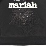 Felpa nera con nome Mariah, web di ragno e dettagli stelle, stile unico e moderno.