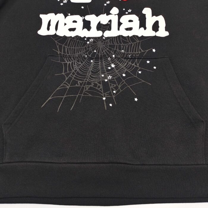 Felpa nera con nome Mariah, web di ragno e dettagli stelle, stile unico e moderno.