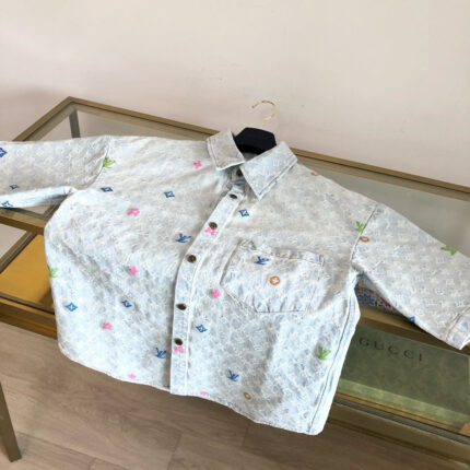 Camicia casual floreale colorata, leggera e alla moda, perfetta per look estivi e moderni.