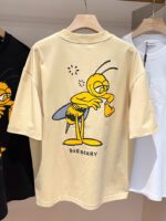 T-shirt Burberry con ape cartoon giocosa e stile trendy in colori pastello