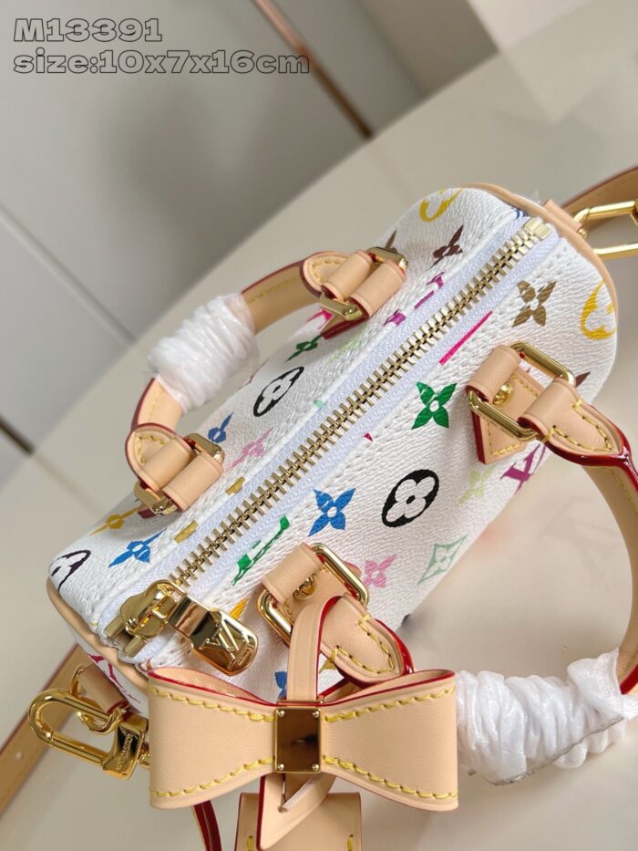 Borsa vivace con fiocco, stampa iconica, dettagli dorati e stile moderno e versatile.