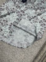 Tessuto colorato con cani stilizzati e fiori, ideale per abbigliamento casual e accessori.