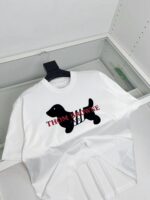 T-shirt bianca con cane stilizzato nero e logo rosso THOM MAWNE in stile streetwear.
