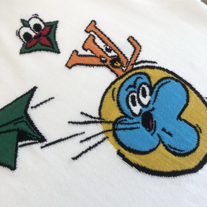 Ricamo divertente con personaggi cartoni colorati, espressioni vivaci e stile giocoso.
