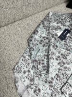 Camicia estiva con motivo floreale e gatti stilizzati, ideale per look casual e originale.