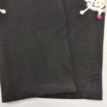 Pantaloni neri in cotone con stampa divertente e vivace, ideali per bambini e casualità.