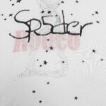Maglietta bianca con orsetto, stelle, Spider in rosa e stile giocoso casual.