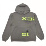 Felpa grigia con grafica spider e dettagli neon verde, stile streetwear casual e sporty.