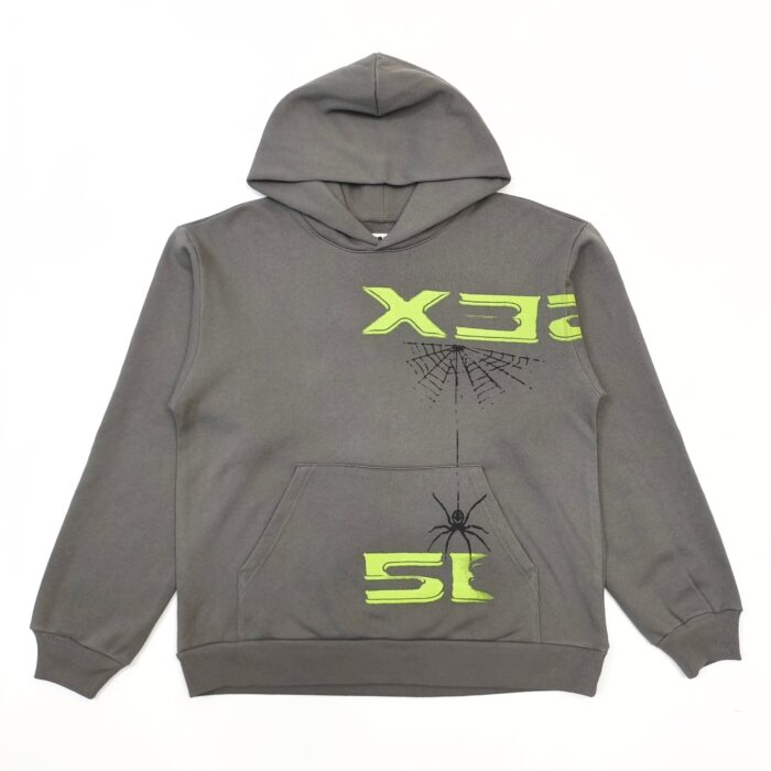 Felpa grigia con grafica spider e dettagli neon verde, stile streetwear casual e sporty.