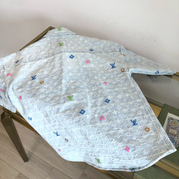 Camicia per l’estate con fantasia colorata e stile casual su tavolo in vetro.