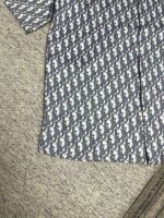 Camicia estiva in cotone con fantasia di animali stilizzati azzurri e bianchi, casual e fresca.