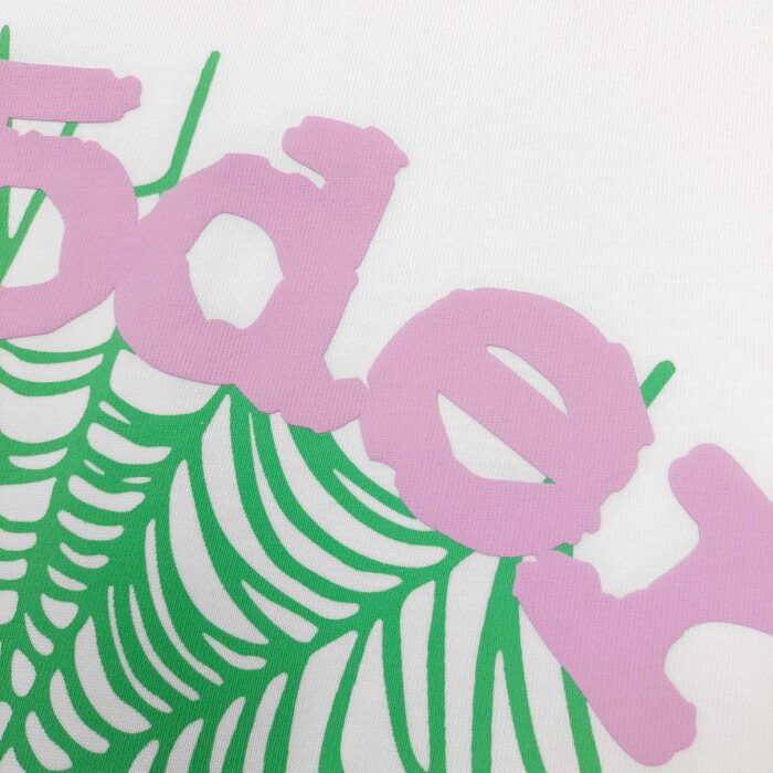 Design colorato con lettere rosa e fantasie vegetali moderne, stile giocoso e dinamico.