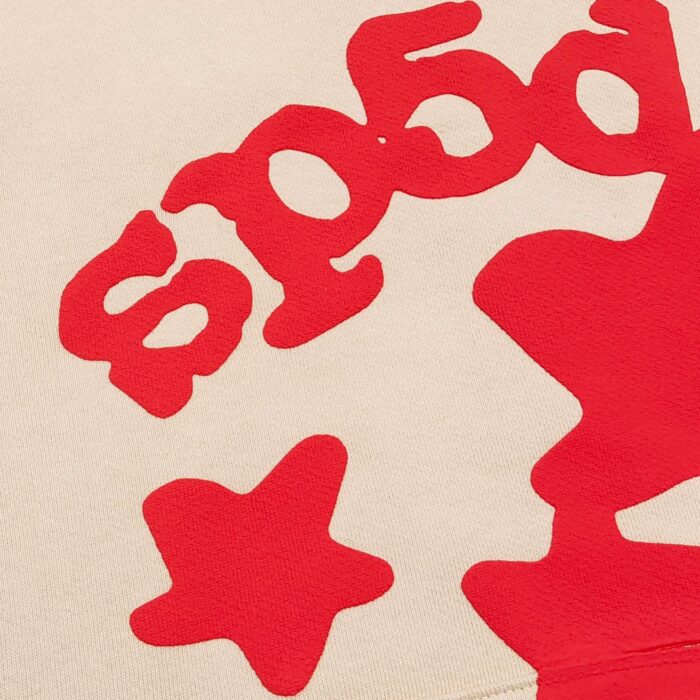 Maglietta casual con scritta sp5d e stelle rosse vibranti, stile streetwear moderno e dinamico.