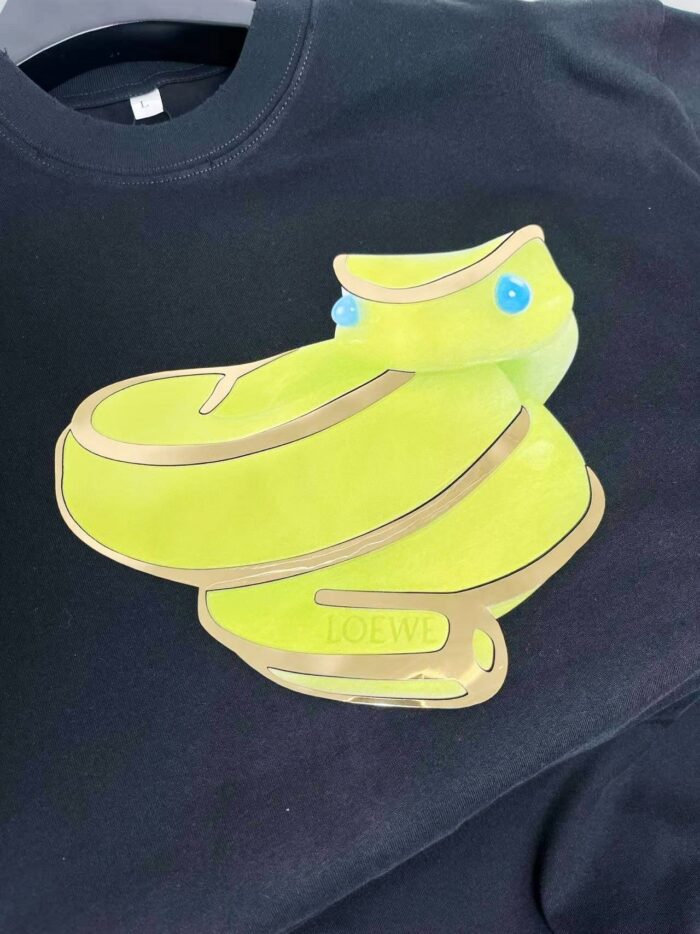 Felpa nera con grafica di scarpa verde giocosa e colorata, stile streetwear originale e vivace.