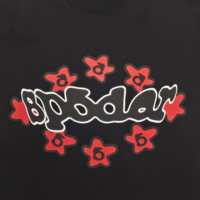 T-shirt nero con testo podar e stelle rosse, stile vivace e giovanile.