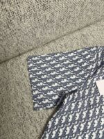 Camicia casual con motivo di balene blu e bianche su tessuto leggero, ideale per lestate.