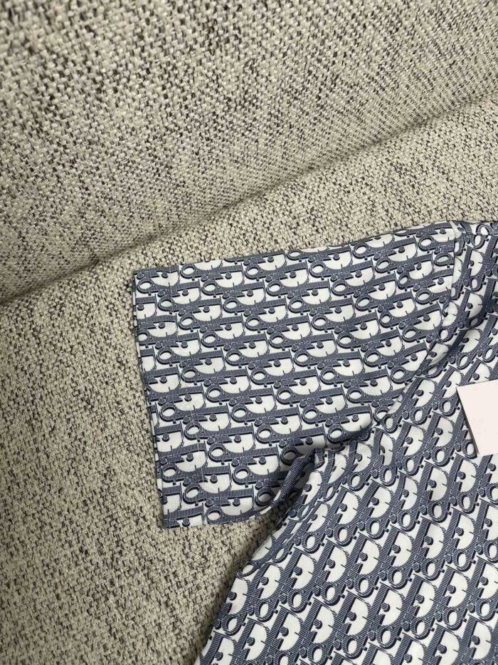 Camicia casual con motivo di balene blu e bianche su tessuto leggero, ideale per lestate.