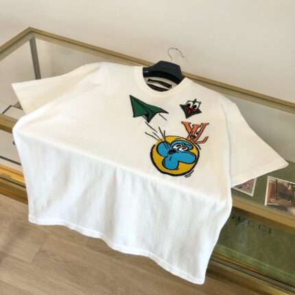 T-shirt bianco con grafica colorata e design giocoso, stile casual e moderno.