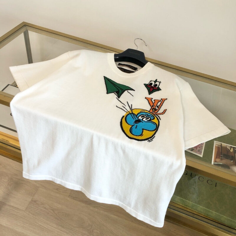 T-shirt bianco con grafica colorata e design giocoso, stile casual e moderno.