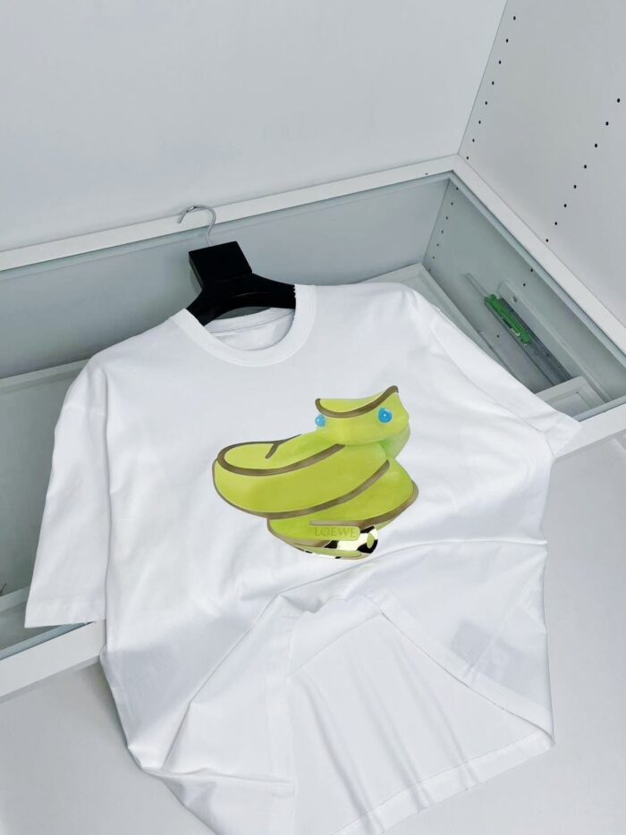 T-shirt bianca con graphic di pantofole banana gialle e dettagli colorati, stile giocoso e trendy.