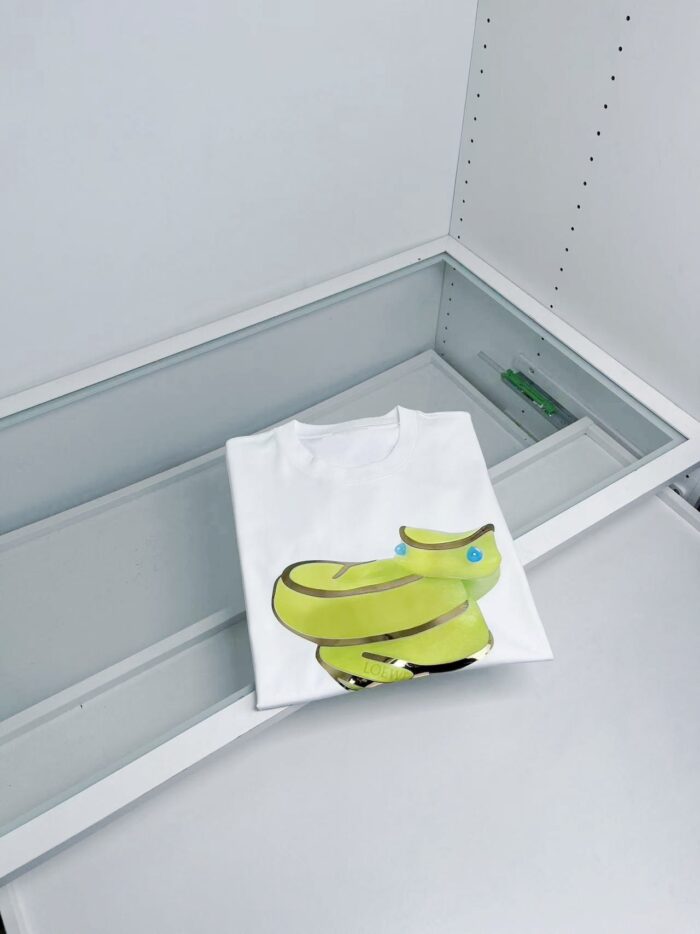 Maglietta bianca con divertente grafica di banana colorata, ideale per look casual e giovane.