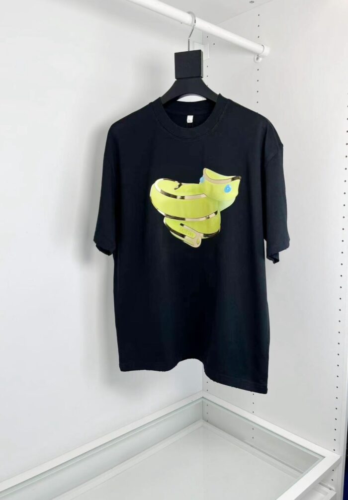 Maglietta nera con graphic colorato e divertente, stile streetwear casual e alla moda.