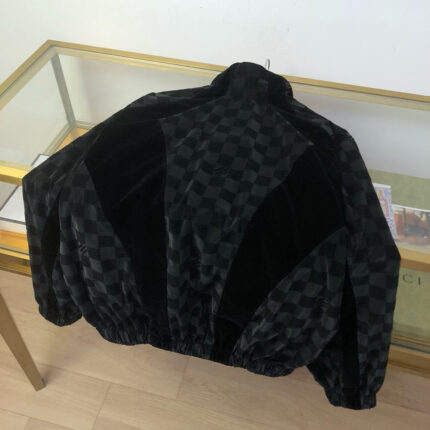 Giacca nera in velluto e satin, stile retrò con dettagli patchwork e silhouette casual elegante.