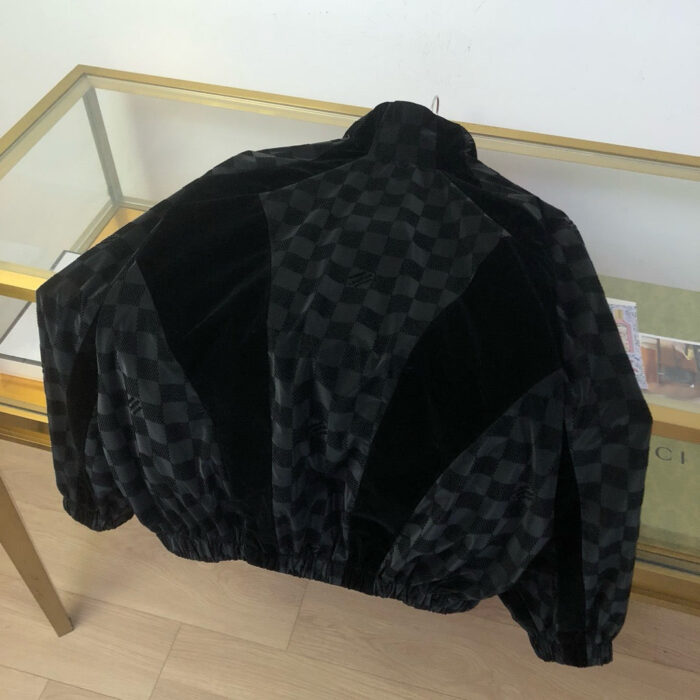 Giacca nera in velluto e satin, stile retrò con dettagli patchwork e silhouette casual elegante.