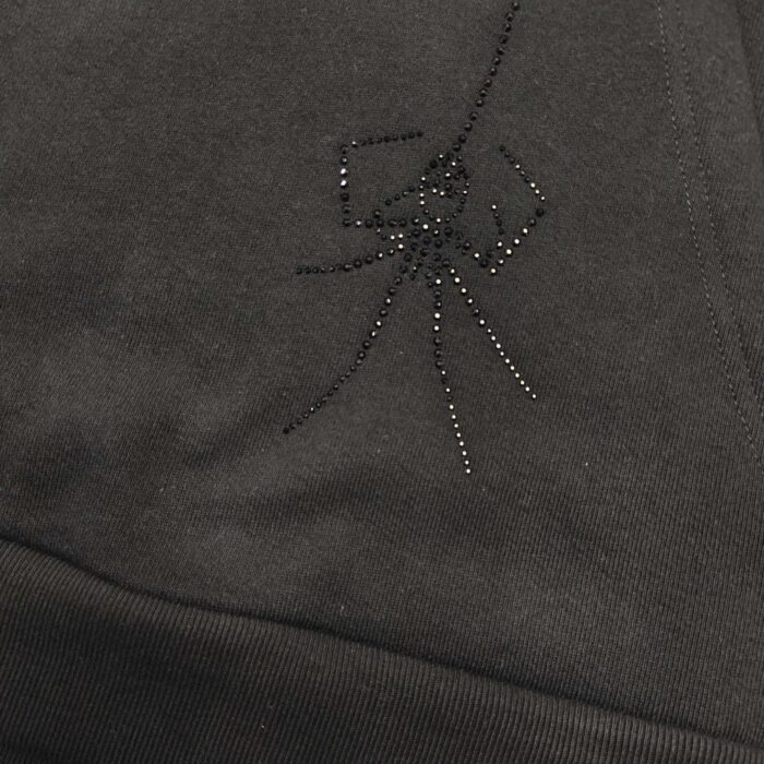 Felpa nera con design di ragno di strass, stile moderno e dettagli eleganti.