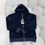 Giacca blu navy moderna con zip, cappuccio e dettagli eleganti in tessuto velour morbido.