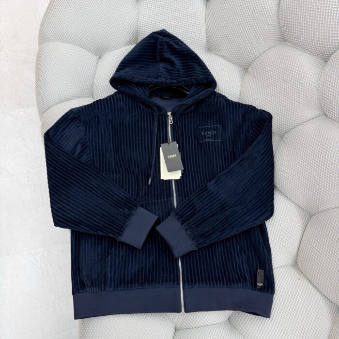 Giacca blu navy moderna con zip, cappuccio e dettagli eleganti in tessuto velour morbido.