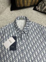 Camicia elegante con motivo navy e dettaglio premium, ideale per occasioni sofisticate.