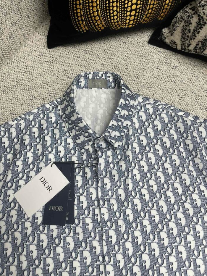 Camicia elegante con motivo navy e dettaglio premium, ideale per occasioni sofisticate.