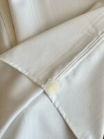 Camicia bianca elegante con colletto rigido e dettagli di alta qualità.