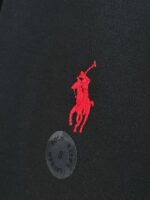 Logo Polo Ralph Lauren con cavaliere rosso su tessuto nero di alta qualità.