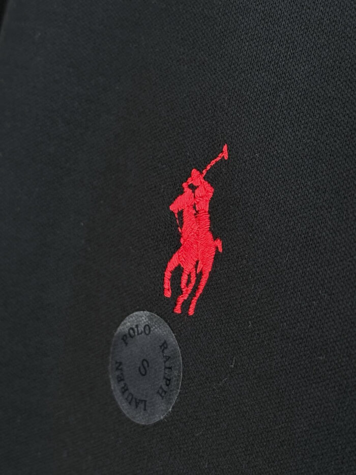 Logo Polo Ralph Lauren con cavaliere rosso su tessuto nero di alta qualità.