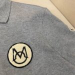 Maglietta polo grigia con logo ricamato, stile elegante e tessuto morbido, perfetta per ogni occasione.
