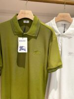 Polo verde oliva e bianca classica, eleganti e versatili per ogni stile.